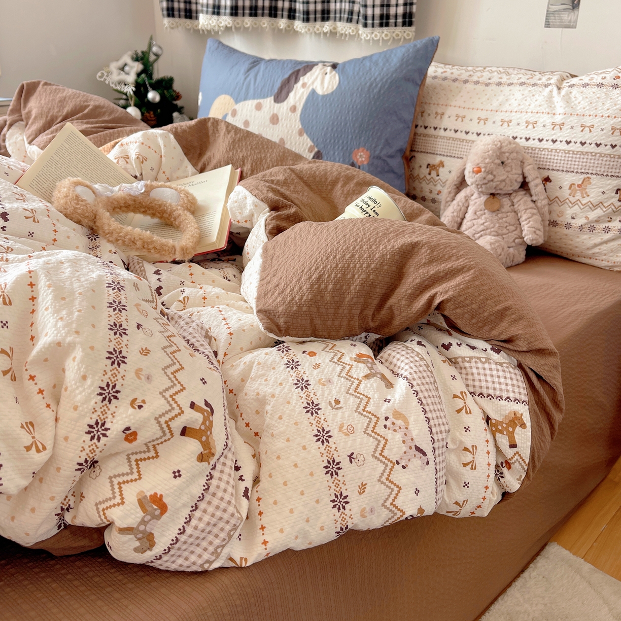 91家纺网 家纺一手货源 找家纺 顾里家纺 2026新款韩风费尔岛系大版皱皱纱四件套【会员-2元 定制床笠+8元（小四件不做床笠）】 冰岛小马