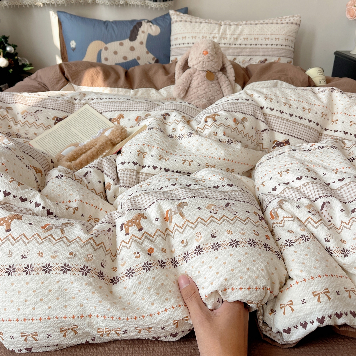 91家纺网 家纺一手货源 找家纺 顾里家纺 2026新款韩风费尔岛系大版皱皱纱四件套【会员-2元 定制床笠+8元（小四件不做床笠）】 冰岛小马