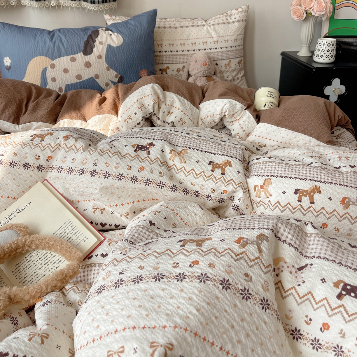 91家纺网 家纺一手货源 找家纺 顾里家纺 2026新款韩风费尔岛系大版皱皱纱四件套【会员-2元 定制床笠+8元（小四件不做床笠）】 冰岛小马