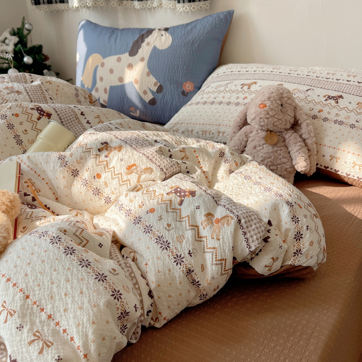 91家纺网 家纺一手货源 找家纺 顾里家纺 2026新款韩风费尔岛系大版皱皱纱四件套【会员-2元 定制床笠+8元（小四件不做床笠）】 冰岛小马