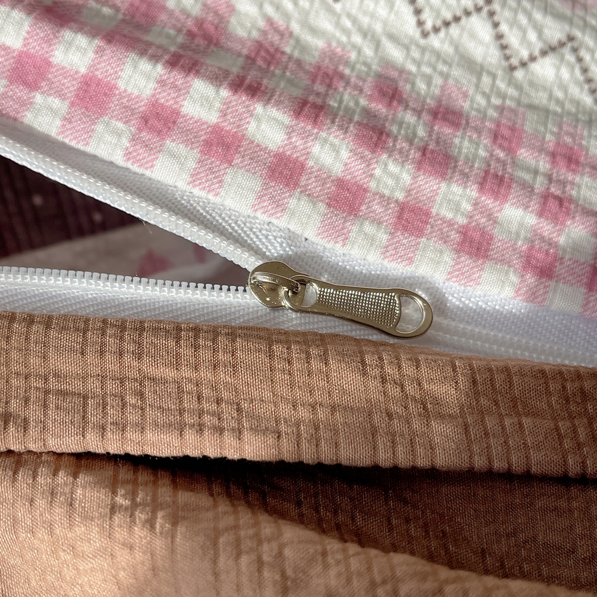 91家纺网 家纺一手货源 找家纺 顾里家纺 2026新款韩风费尔岛系大版皱皱纱四件套【会员-2元 定制床笠+8元（小四件不做床笠）】 粉爱心猫猫