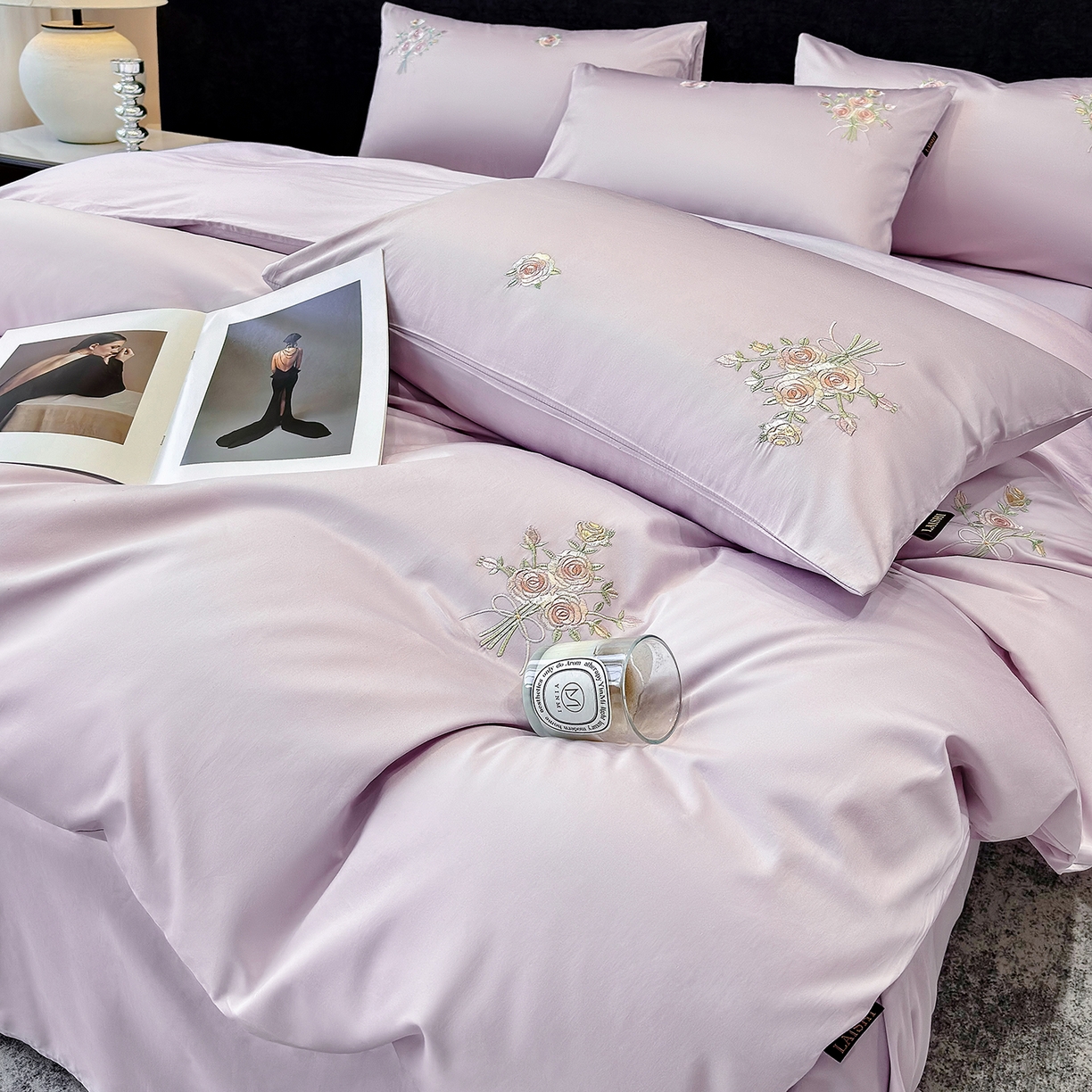 91家纺网 家纺一手货源 找家纺 欣宜家纺 2026新款50s纯棉全棉贡缎长绒棉刺绣绣花床上四件套【含高端礼盒】-花影系列 花影-香芋紫