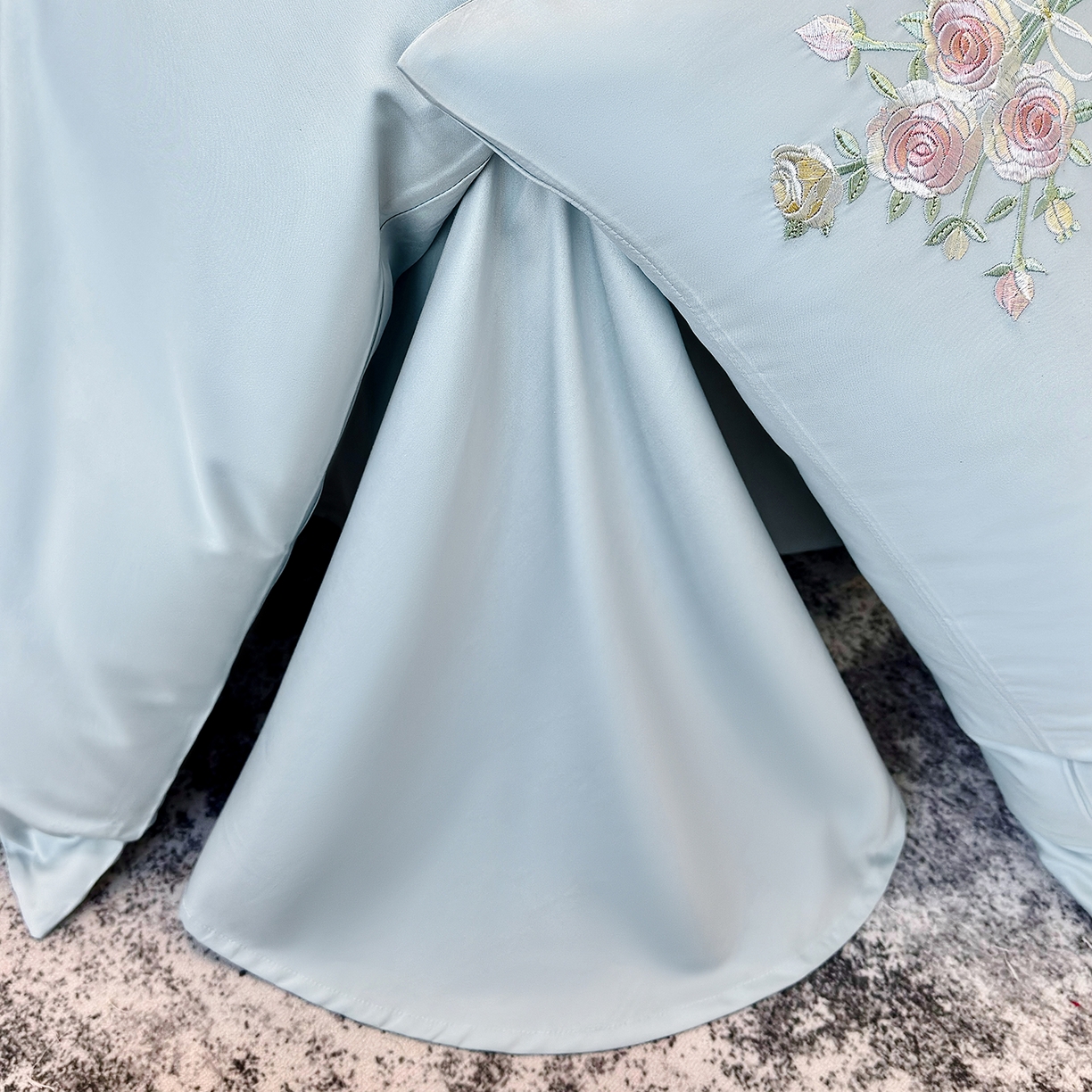 91家纺网 家纺一手货源 找家纺 欣宜家纺 2026新款50s纯棉全棉贡缎长绒棉刺绣绣花床上四件套【含高端礼盒】-花影系列 花影-天空蓝