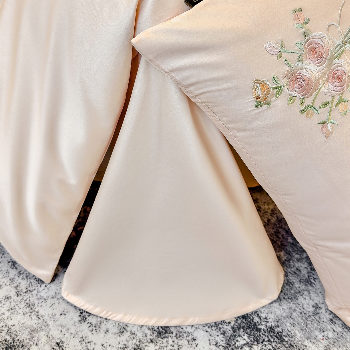 91家纺网 家纺一手货源 找家纺 欣宜家纺 2026新款50s纯棉全棉贡缎长绒棉刺绣绣花床上四件套【含高端礼盒】-花影系列 花影-轻奢粉