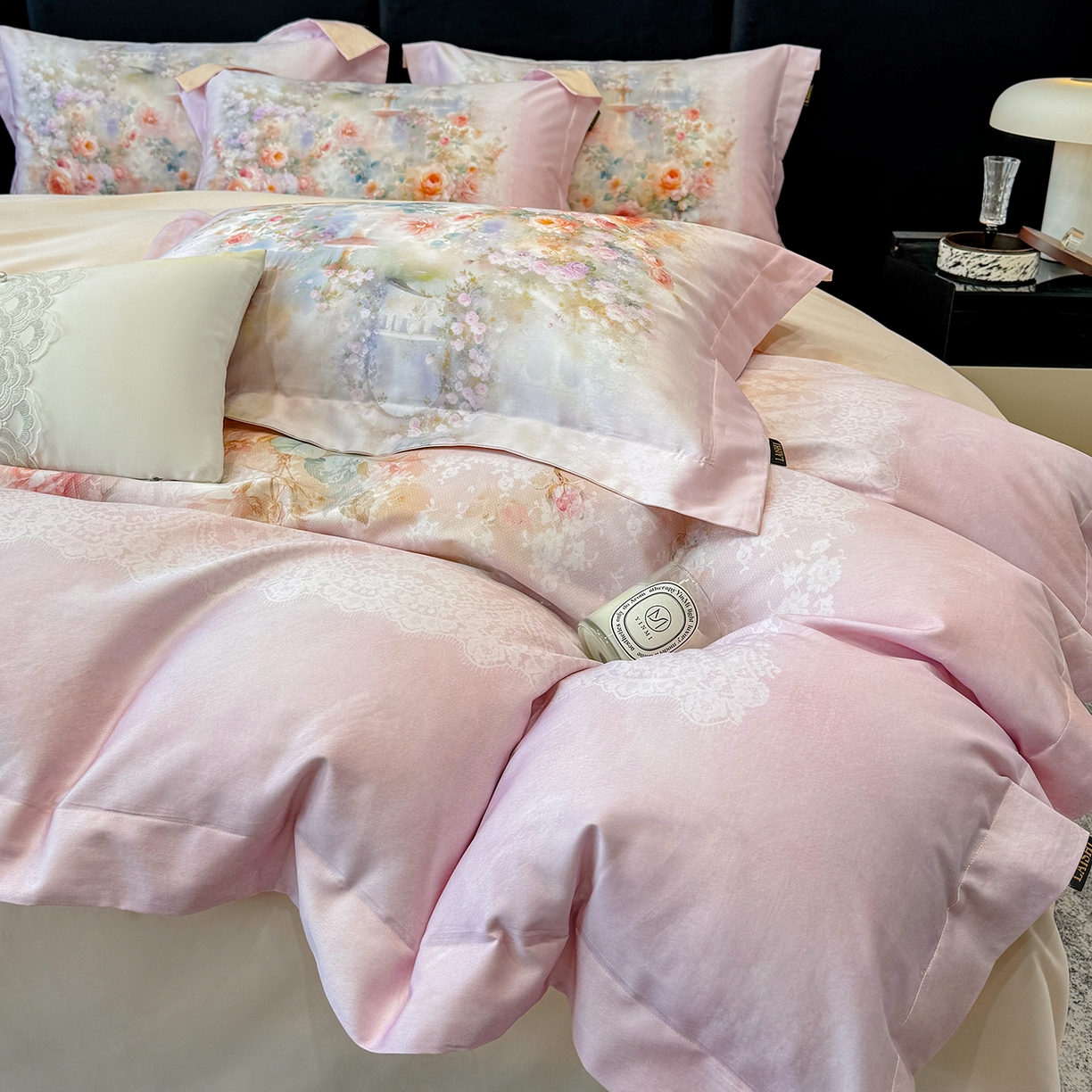 91家纺网 家纺一手货源 找家纺 欣宜家纺 2026新款50s纯棉全棉贡缎长绒棉数码印花床上四件套【含高端礼盒】-芙光系列 芙光 轻奢粉