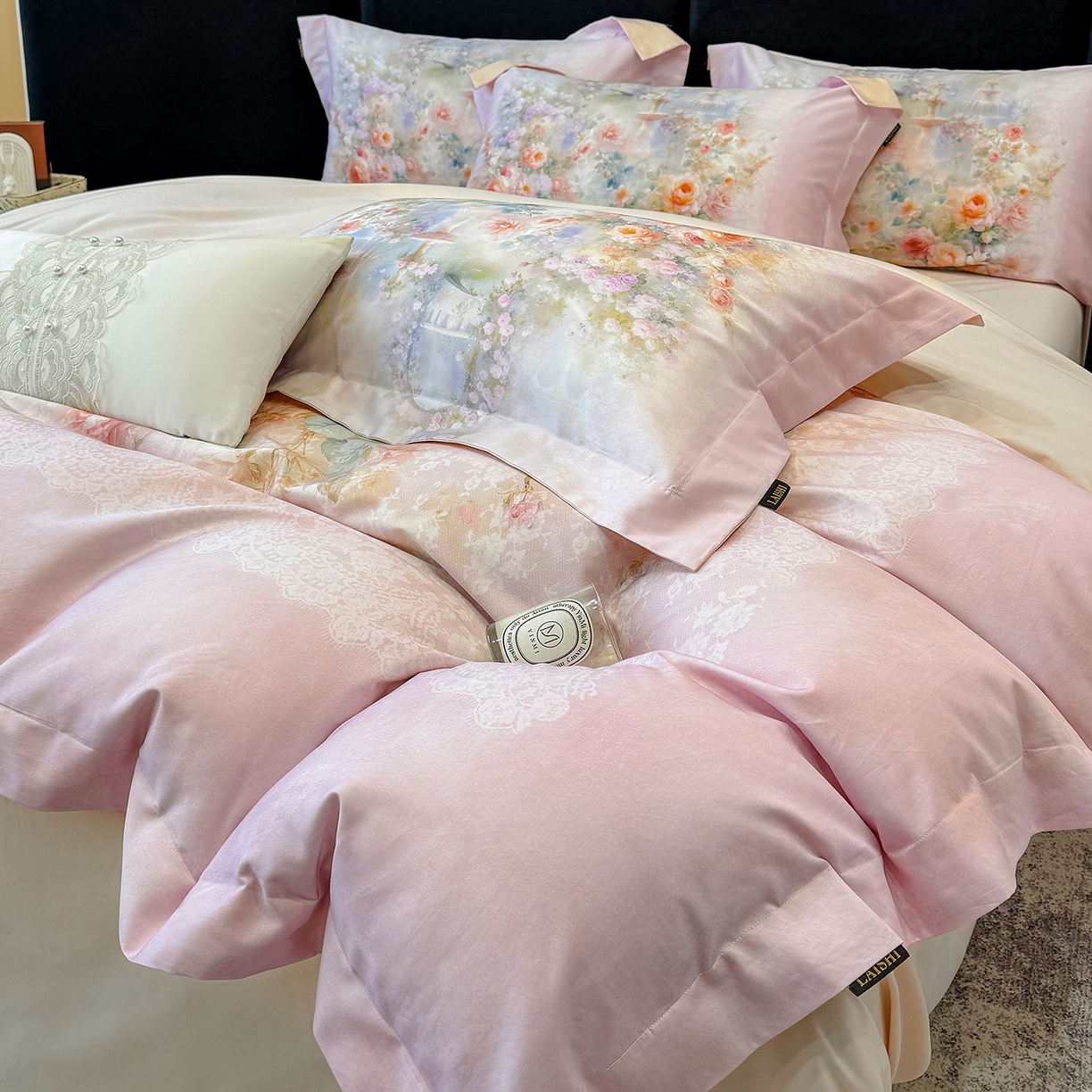 91家纺网 家纺一手货源 找家纺 欣宜家纺 2026新款50s纯棉全棉贡缎长绒棉数码印花床上四件套【含高端礼盒】-芙光系列 芙光 轻奢粉