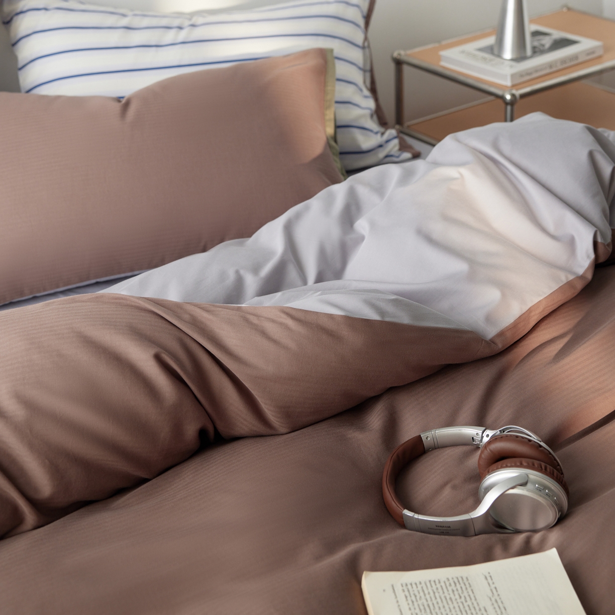 91家纺网 家纺一手货源 找家纺 佳汐蓝家纺 2026新款春夏人字纹小提花拼色系列四件套 人字纹浅咖