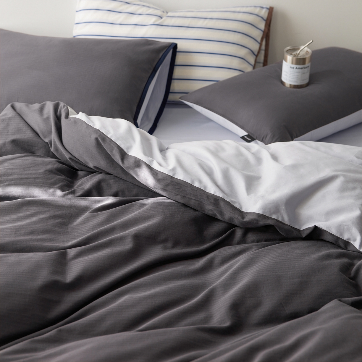 91家纺网 家纺一手货源 找家纺 佳汐蓝家纺 2026新款春夏人字纹小提花拼色系列四件套 人字纹炭灰