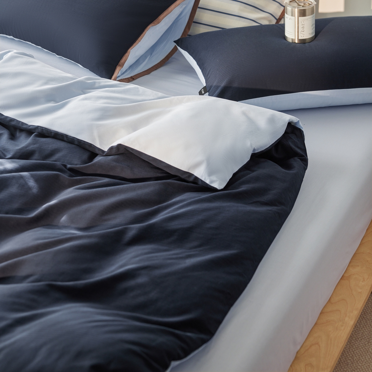 91家纺网 家纺一手货源 找家纺 佳汐蓝家纺 2026新款春夏人字纹小提花拼色系列四件套 人字纹藏青