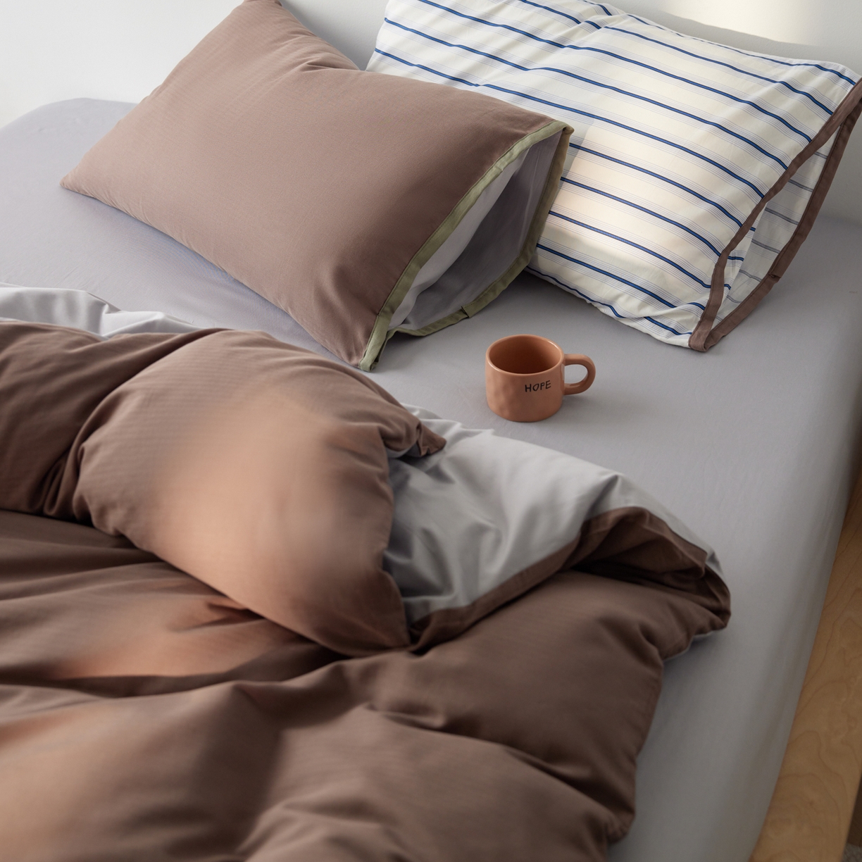 91家纺网 家纺一手货源 找家纺 佳汐蓝家纺 2026新款春夏人字纹小提花拼色系列四件套 人字纹浅咖