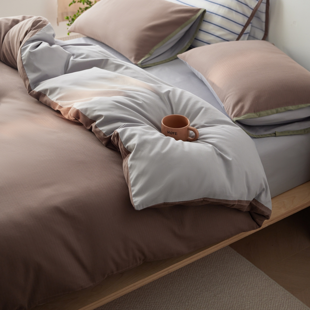 91家纺网 家纺一手货源 找家纺 佳汐蓝家纺 2026新款春夏人字纹小提花拼色系列四件套 人字纹浅咖