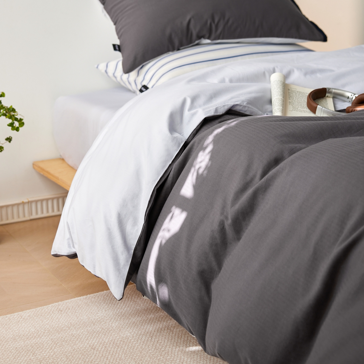 91家纺网 家纺一手货源 找家纺 佳汐蓝家纺 2026新款春夏人字纹小提花拼色系列四件套 人字纹炭灰