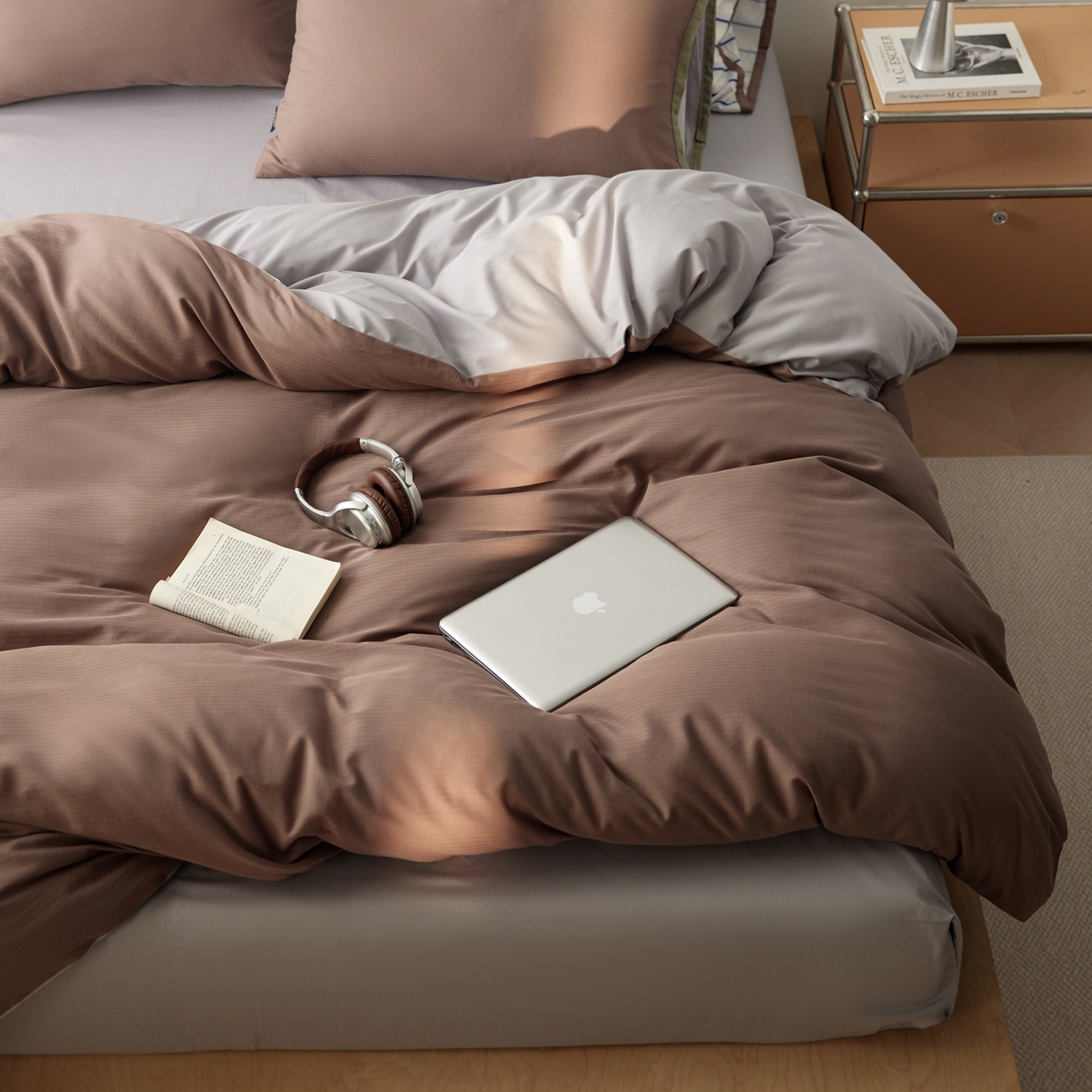 91家纺网 家纺一手货源 找家纺 佳汐蓝家纺 2026新款春夏人字纹小提花拼色系列四件套 人字纹浅咖