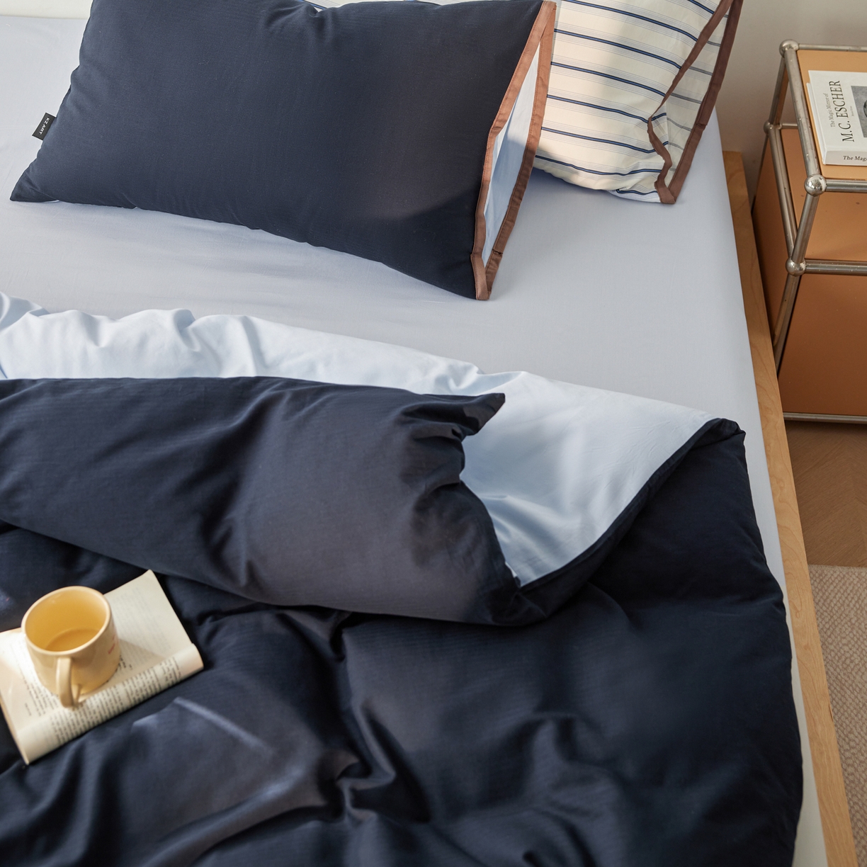 91家纺网 家纺一手货源 找家纺 佳汐蓝家纺 2026新款春夏人字纹小提花拼色系列四件套 人字纹藏青