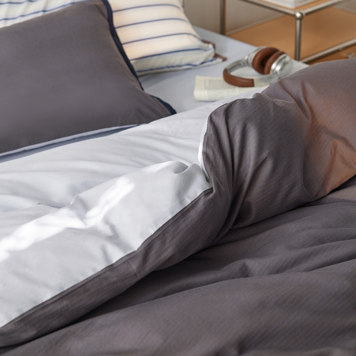 91家纺网 家纺一手货源 找家纺 佳汐蓝家纺 2026新款春夏人字纹小提花拼色系列四件套 人字纹炭灰