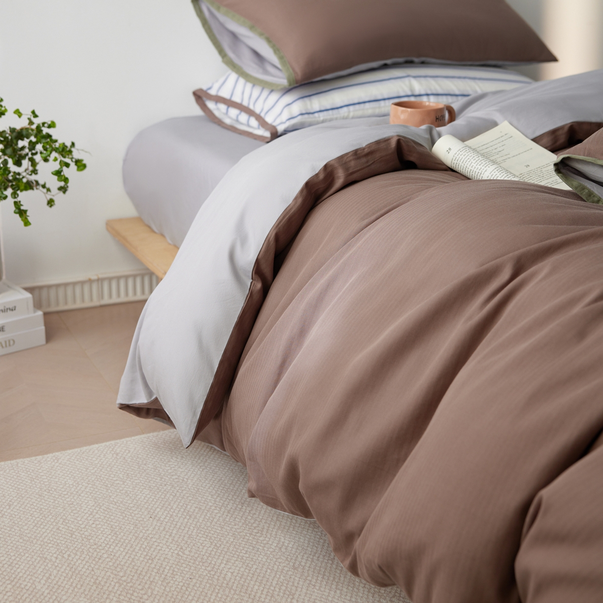 91家纺网 家纺一手货源 找家纺 佳汐蓝家纺 2026新款春夏人字纹小提花拼色系列四件套 人字纹浅咖