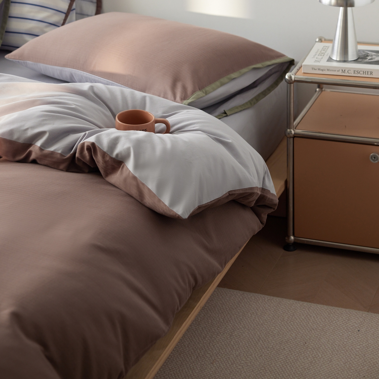 91家纺网 家纺一手货源 找家纺 佳汐蓝家纺 2026新款春夏人字纹小提花拼色系列四件套 人字纹浅咖