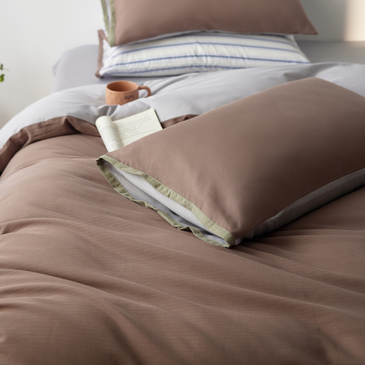 91家纺网 家纺一手货源 找家纺 佳汐蓝家纺 2026新款春夏人字纹小提花拼色系列四件套 人字纹浅咖