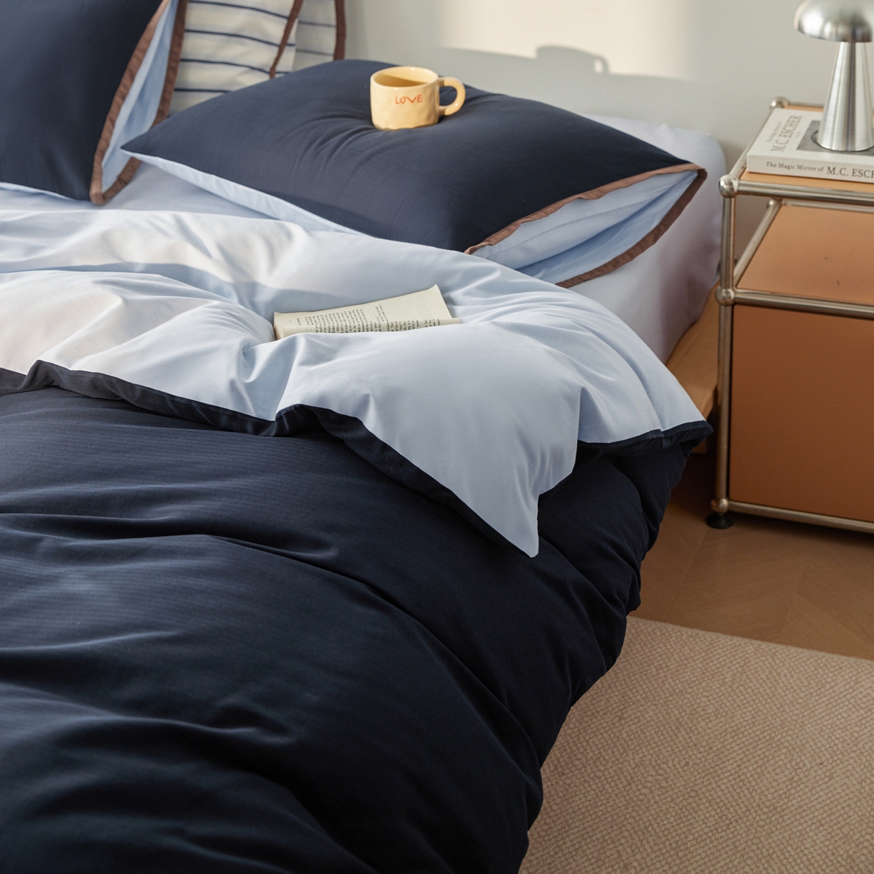 91家纺网 家纺一手货源 找家纺 佳汐蓝家纺 2026新款春夏人字纹小提花拼色系列四件套 人字纹藏青