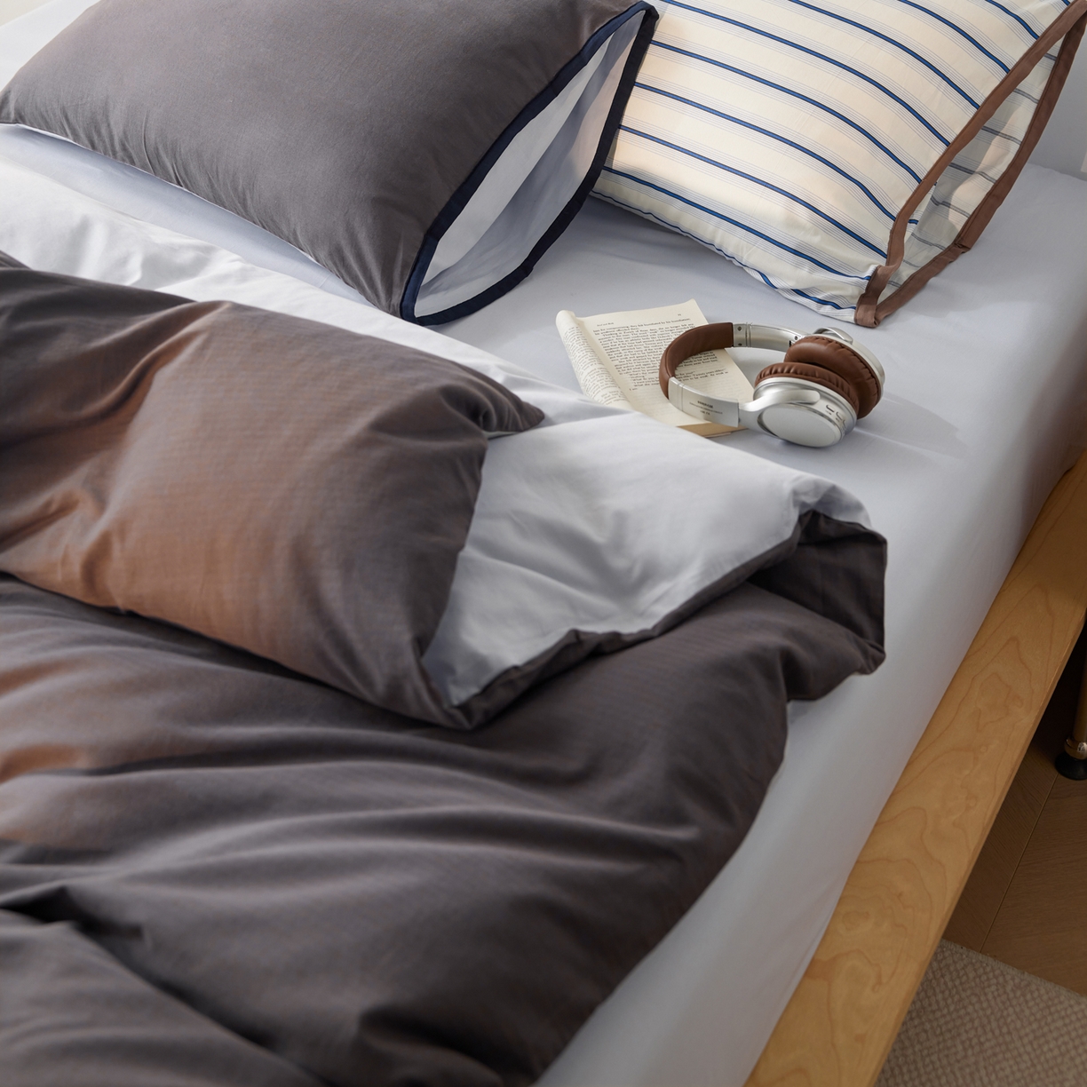 91家纺网 家纺一手货源 找家纺 佳汐蓝家纺 2026新款春夏人字纹小提花拼色系列四件套 人字纹炭灰