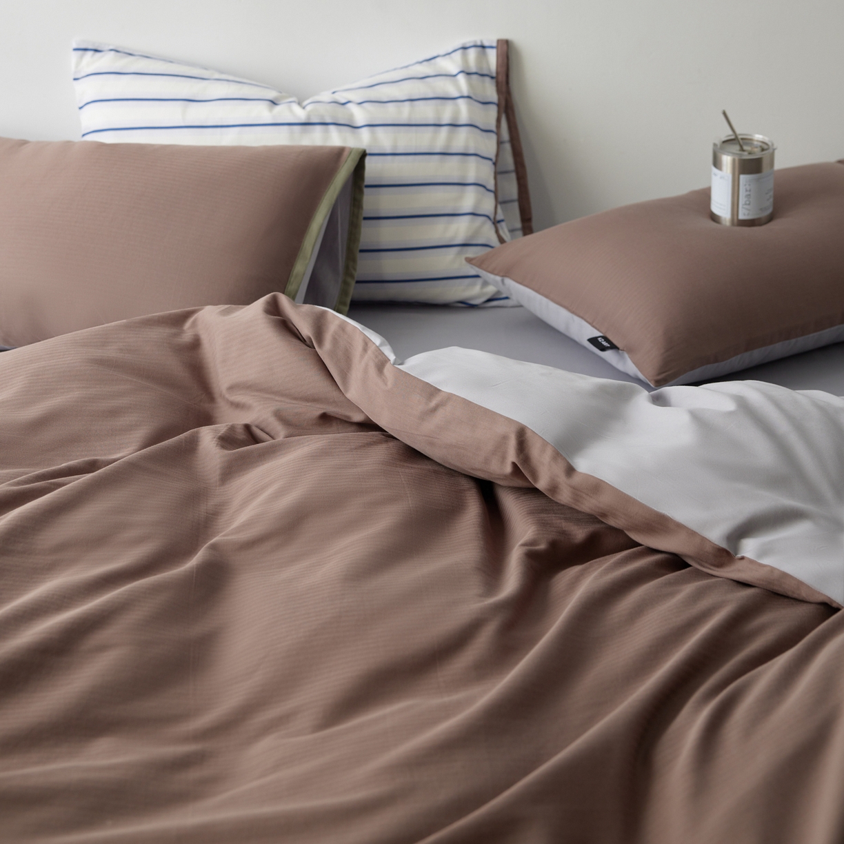 91家纺网 家纺一手货源 找家纺 佳汐蓝家纺 2026新款春夏人字纹小提花拼色系列四件套 人字纹浅咖