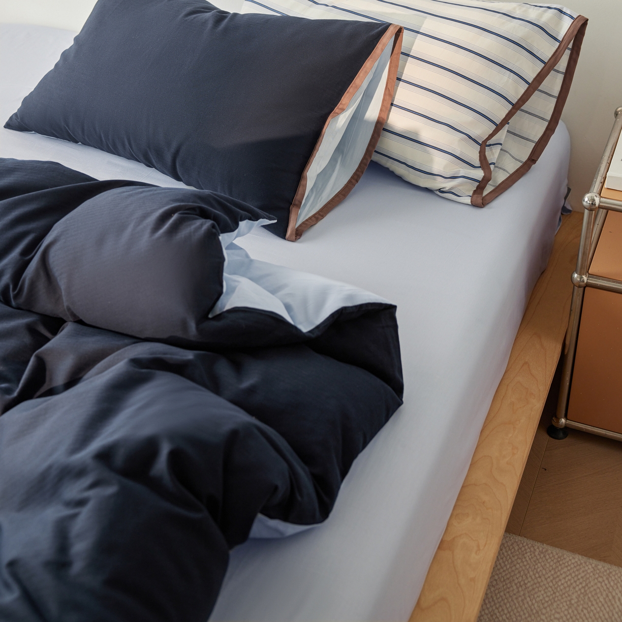 91家纺网 家纺一手货源 找家纺 佳汐蓝家纺 2026新款春夏人字纹小提花拼色系列四件套 人字纹藏青