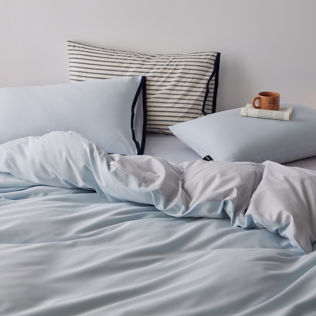 91家纺网 家纺一手货源 找家纺 佳汐蓝家纺 2026新款春夏人字纹小提花拼色系列四件套 人字纹浅蓝