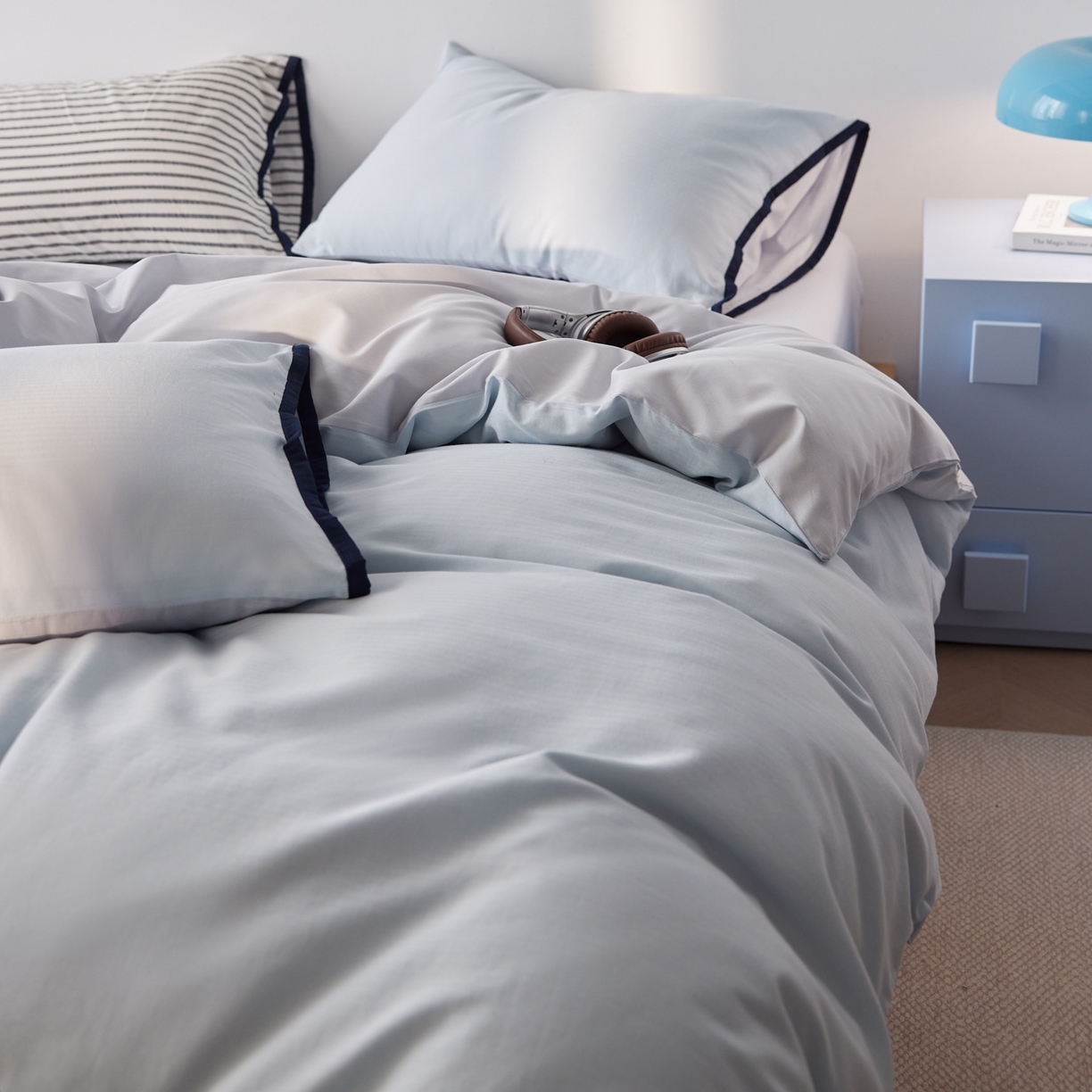 91家纺网 家纺一手货源 找家纺 佳汐蓝家纺 2026新款春夏人字纹小提花拼色系列四件套 人字纹浅蓝