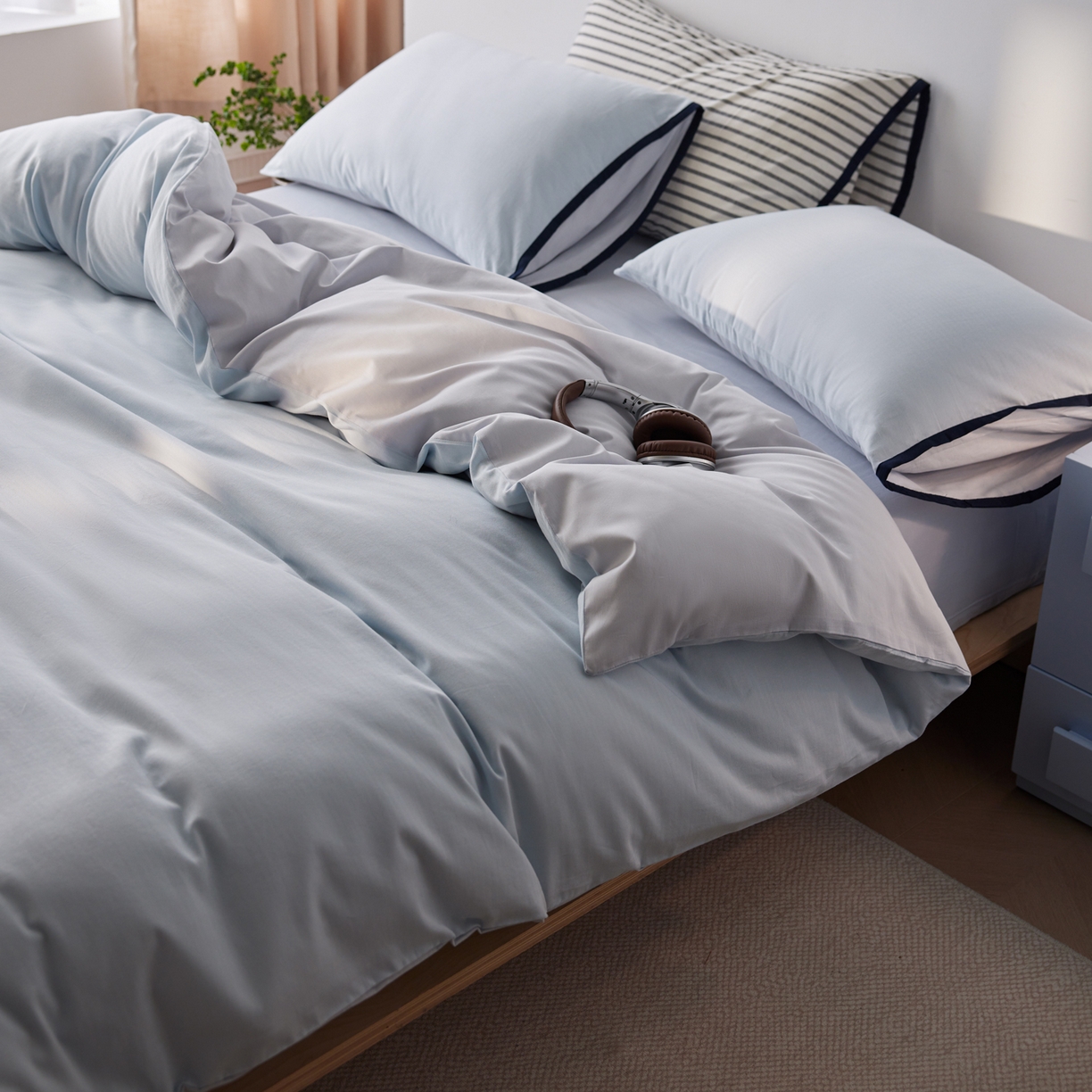 91家纺网 家纺一手货源 找家纺 佳汐蓝家纺 2026新款春夏人字纹小提花拼色系列四件套 人字纹浅蓝