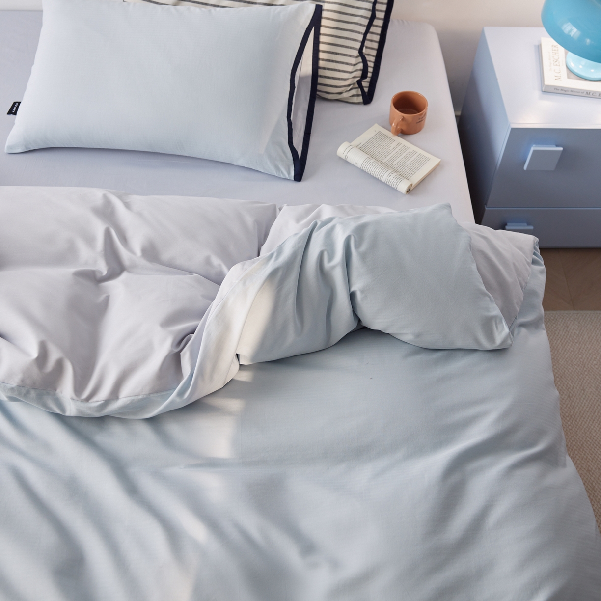 91家纺网 家纺一手货源 找家纺 佳汐蓝家纺 2026新款春夏人字纹小提花拼色系列四件套 人字纹浅蓝