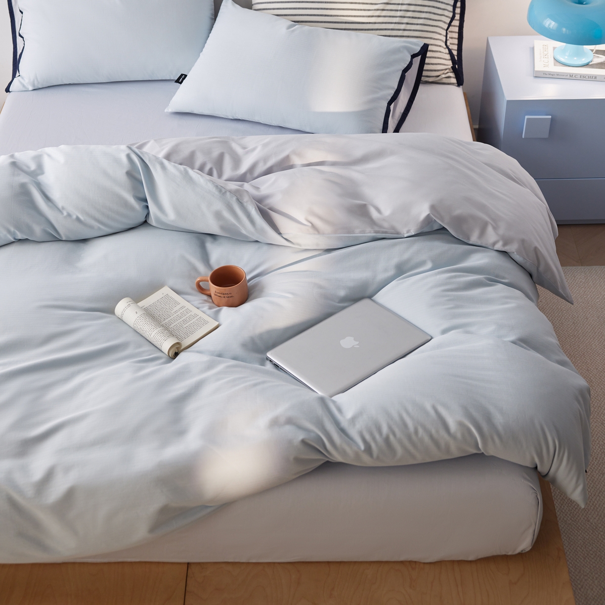 91家纺网 家纺一手货源 找家纺 佳汐蓝家纺 2026新款春夏人字纹小提花拼色系列四件套 人字纹浅蓝