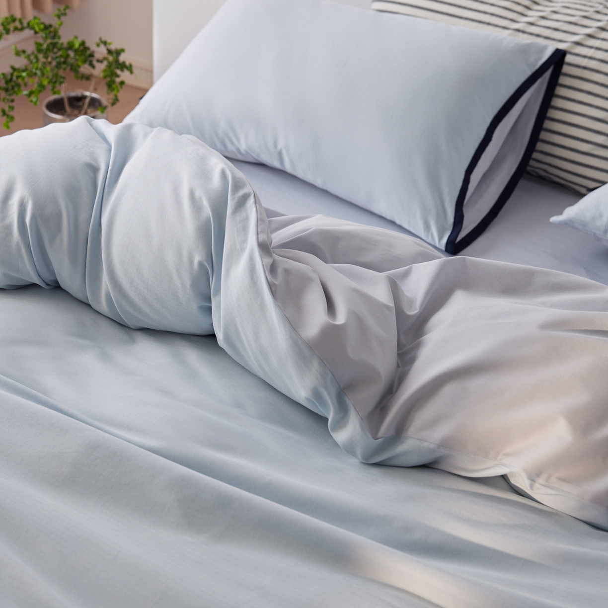 91家纺网 家纺一手货源 找家纺 佳汐蓝家纺 2026新款春夏人字纹小提花拼色系列四件套 人字纹浅蓝