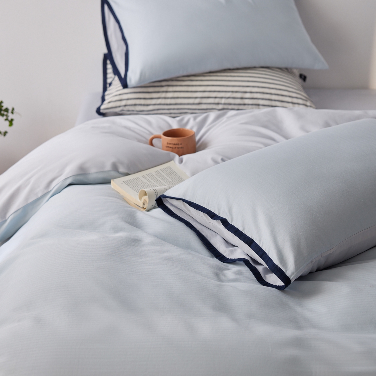 91家纺网 家纺一手货源 找家纺 佳汐蓝家纺 2026新款春夏人字纹小提花拼色系列四件套 人字纹浅蓝