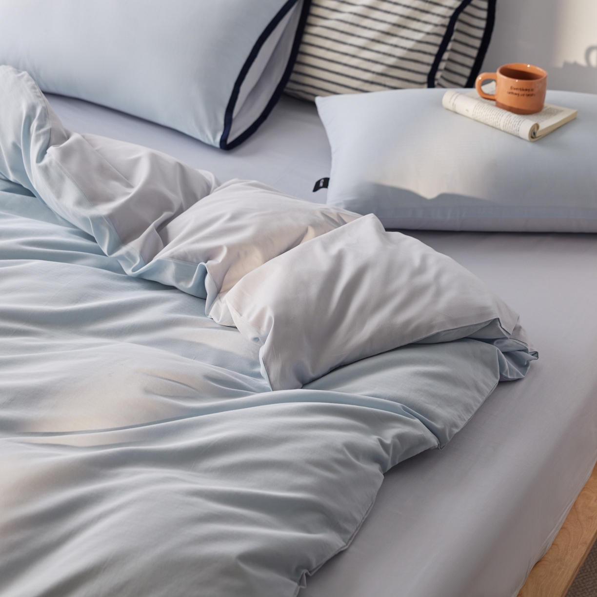 91家纺网 家纺一手货源 找家纺 佳汐蓝家纺 2026新款春夏人字纹小提花拼色系列四件套 人字纹浅蓝