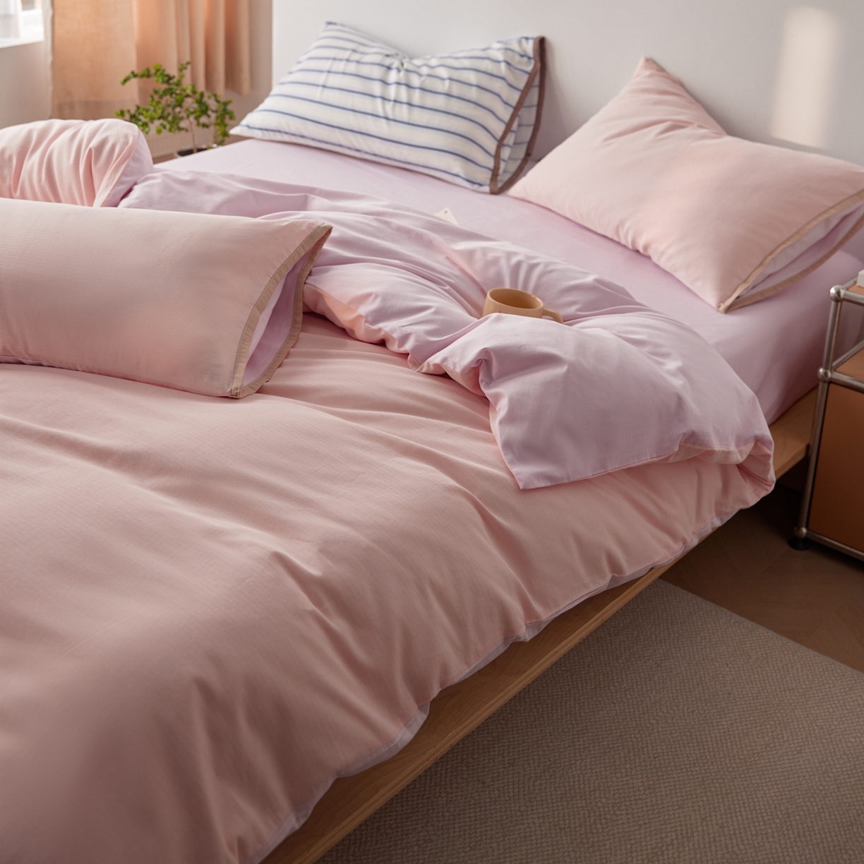 91家纺网 家纺一手货源 找家纺 佳汐蓝家纺 2026新款春夏人字纹小提花拼色系列四件套 人字纹山茶粉