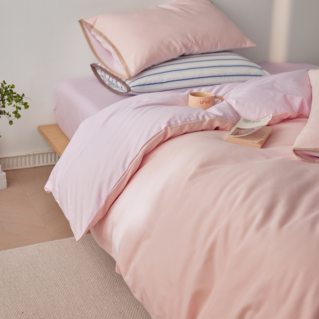 91家纺网 家纺一手货源 找家纺 佳汐蓝家纺 2026新款春夏人字纹小提花拼色系列四件套 人字纹山茶粉