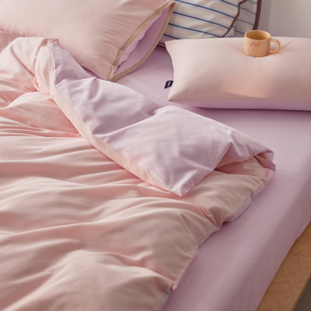 91家纺网 家纺一手货源 找家纺 佳汐蓝家纺 2026新款春夏人字纹小提花拼色系列四件套 人字纹山茶粉