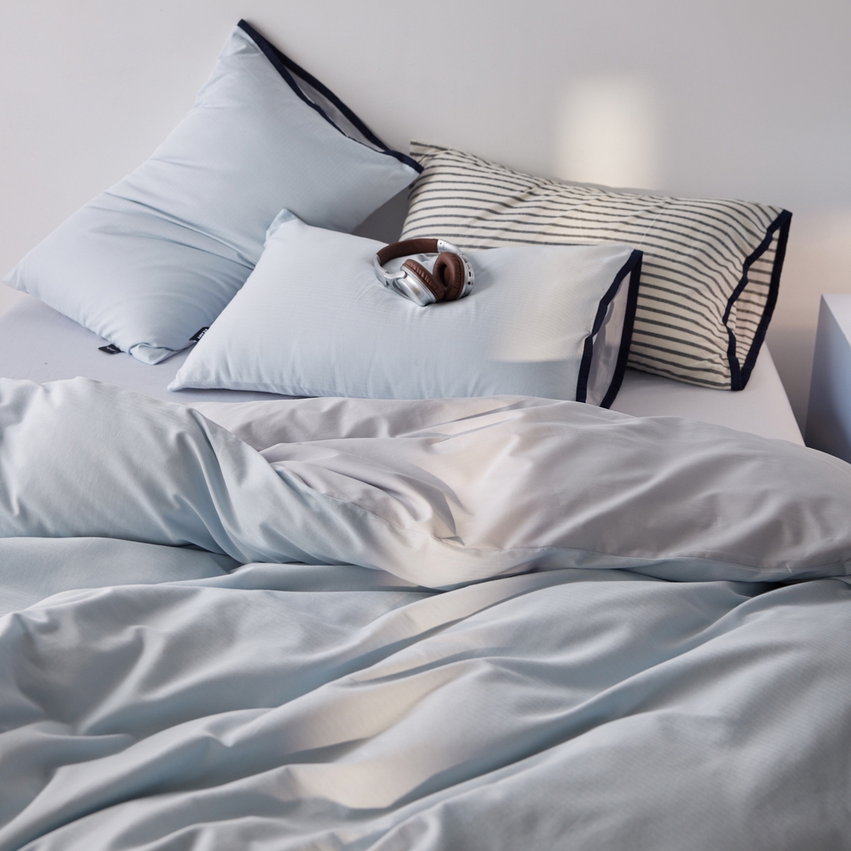 91家纺网 家纺一手货源 找家纺 佳汐蓝家纺 2026新款春夏人字纹小提花拼色系列四件套 人字纹浅蓝