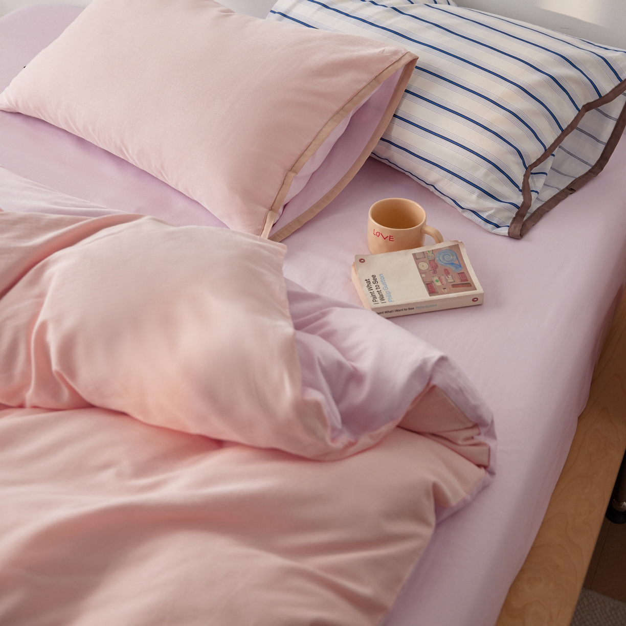 91家纺网 家纺一手货源 找家纺 佳汐蓝家纺 2026新款春夏人字纹小提花拼色系列四件套 人字纹山茶粉