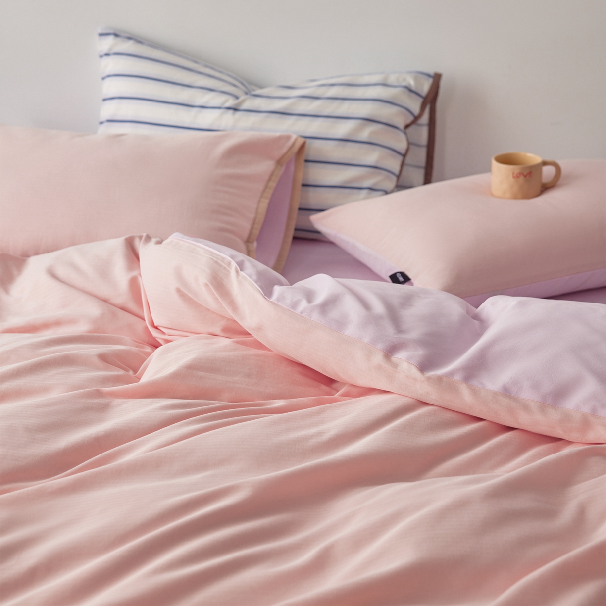 91家纺网 家纺一手货源 找家纺 佳汐蓝家纺 2026新款春夏人字纹小提花拼色系列四件套 人字纹山茶粉