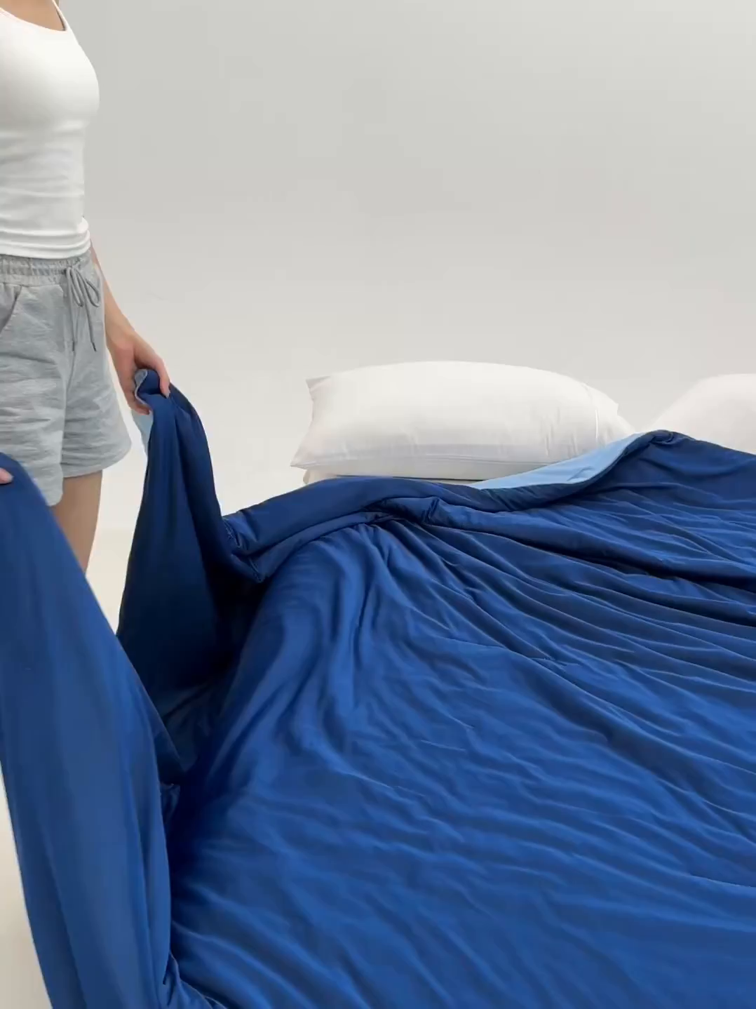 91家纺网 家纺一手货源 找家纺 亚龙工厂店 2026新款跨境直播热款A类冰淇淋冰皮小凉被被子被芯 深蓝+天蓝
