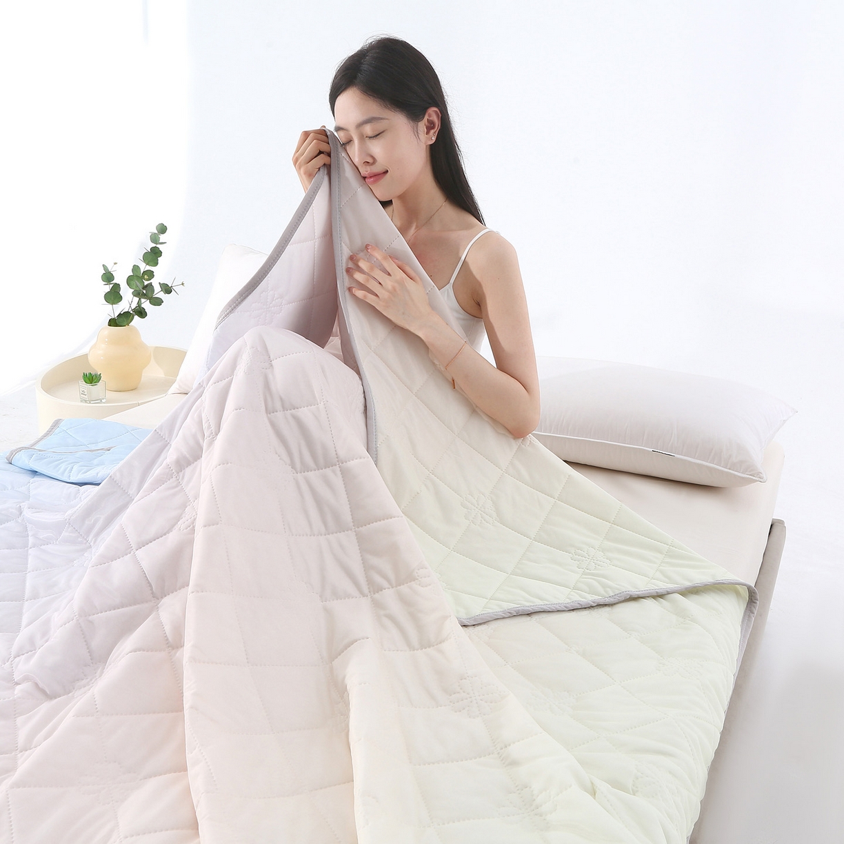 91家纺网 家纺一手货源 找家纺 亚龙工厂店 2026新款跨境电商热款涤氨凉感被被子被芯 米蓝色（浅变色）