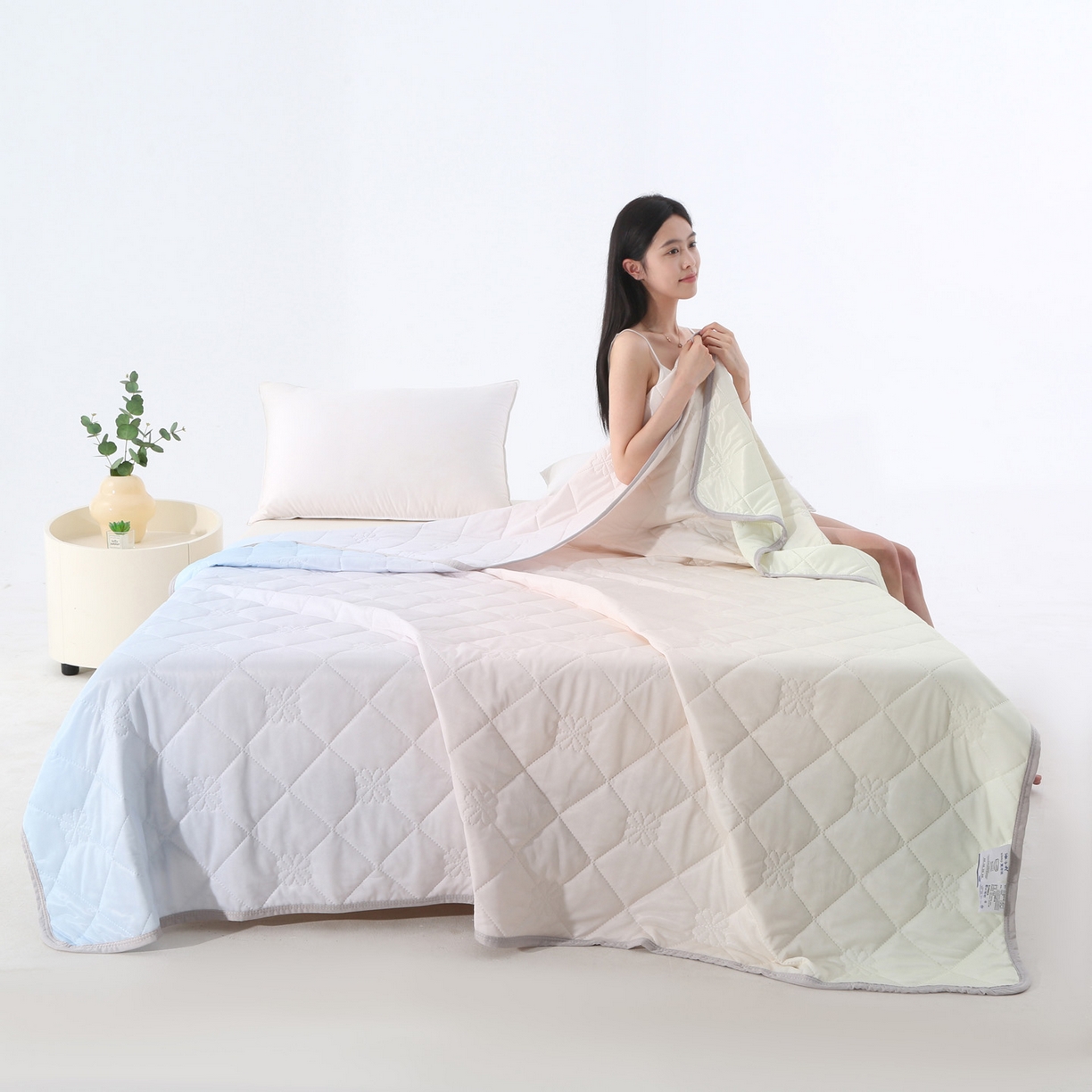 91家纺网 家纺一手货源 找家纺 亚龙工厂店 2026新款跨境电商热款涤氨凉感被被子被芯 米蓝色（浅变色）