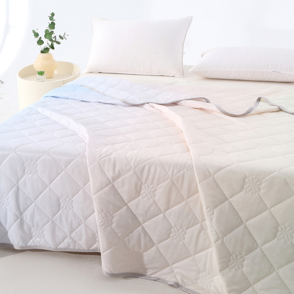 91家纺网 家纺一手货源 找家纺 亚龙工厂店 2026新款跨境电商热款涤氨凉感被被子被芯 米蓝色（浅变色）