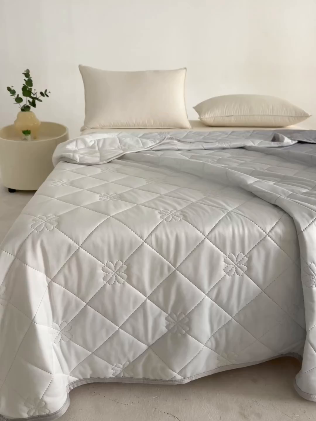 91家纺网 家纺一手货源 找家纺 亚龙工厂店 2026新款跨境电商热款涤氨凉感被被子被芯 高级灰（浅变色）