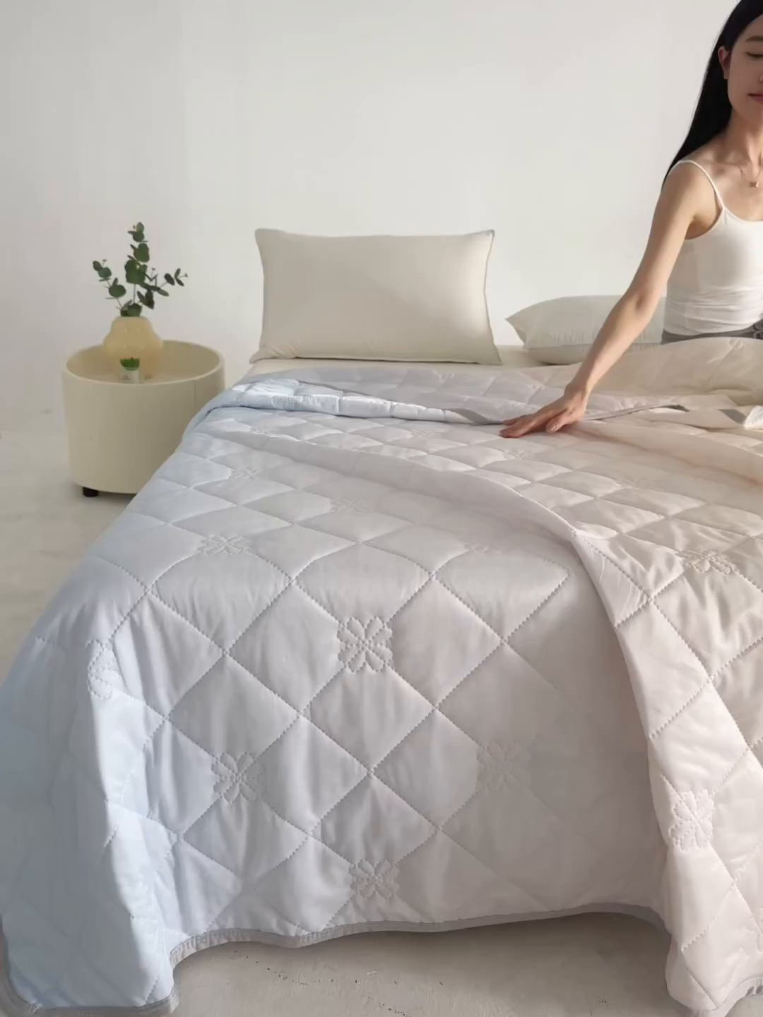 91家纺网 家纺一手货源 找家纺 亚龙工厂店 2026新款跨境电商热款涤氨凉感被被子被芯 米蓝色（浅变色）