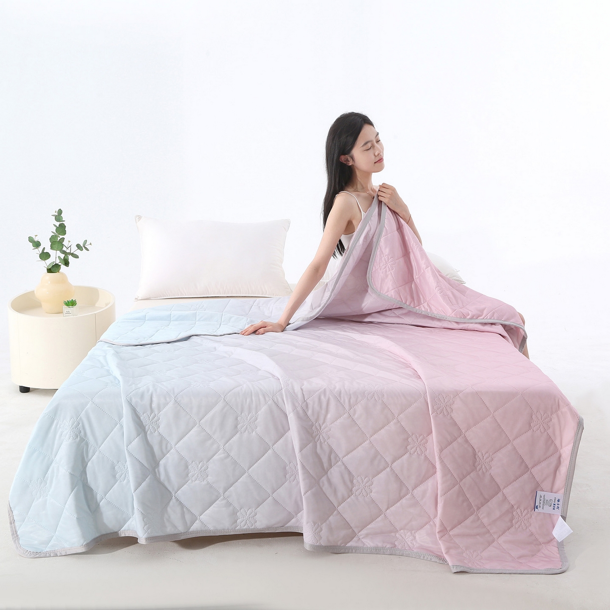 91家纺网 家纺一手货源 找家纺 亚龙工厂店 2026新款跨境电商热款涤氨凉感被被子被芯 粉蓝色（浅变色）