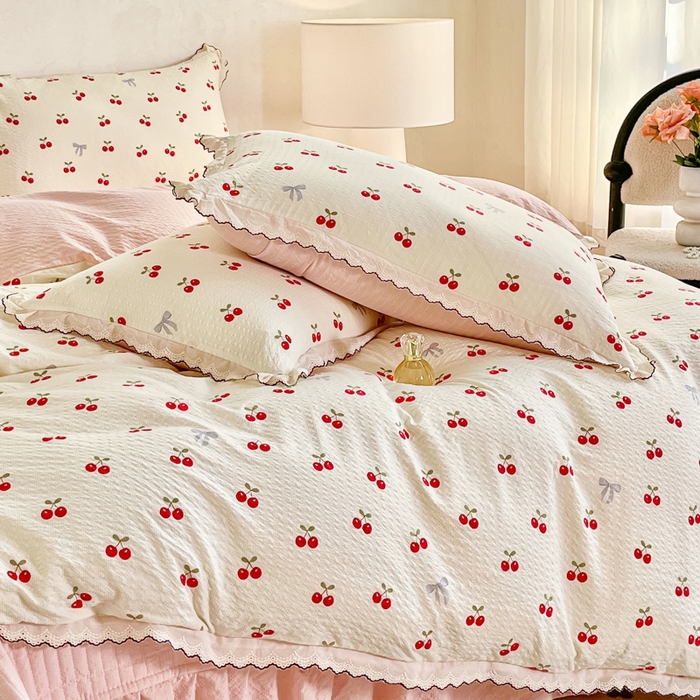91家纺网 家纺一手货源 找家纺 梦可莱家居 2026新款云朵泡芙棉床盖四件套 樱桃红