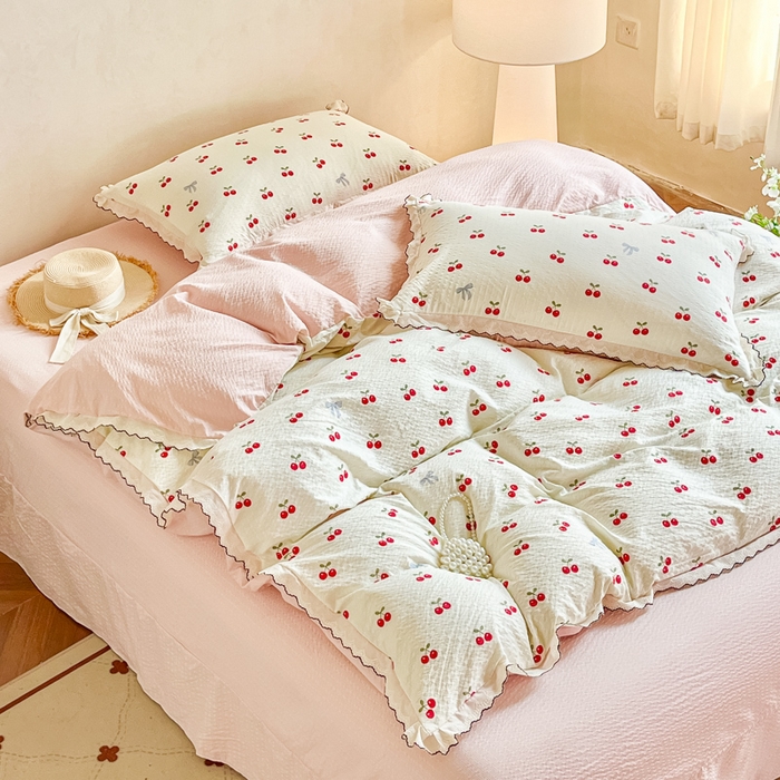 91家纺网 家纺一手货源 找家纺 梦可莱家居 2026新款云朵泡芙棉床盖四件套 樱桃红