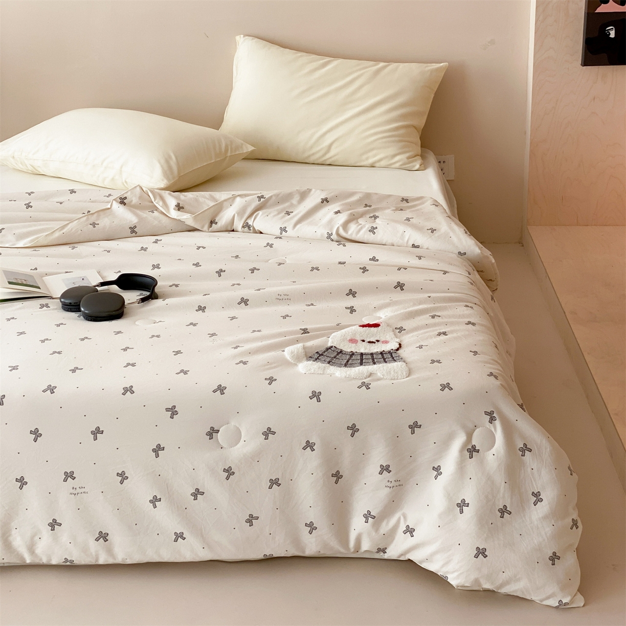 91家纺网 家纺一手货源 找家纺 鸣升家纺 2026新款云朵棉毛巾绣夏被夏凉被空调被 调皮小狗